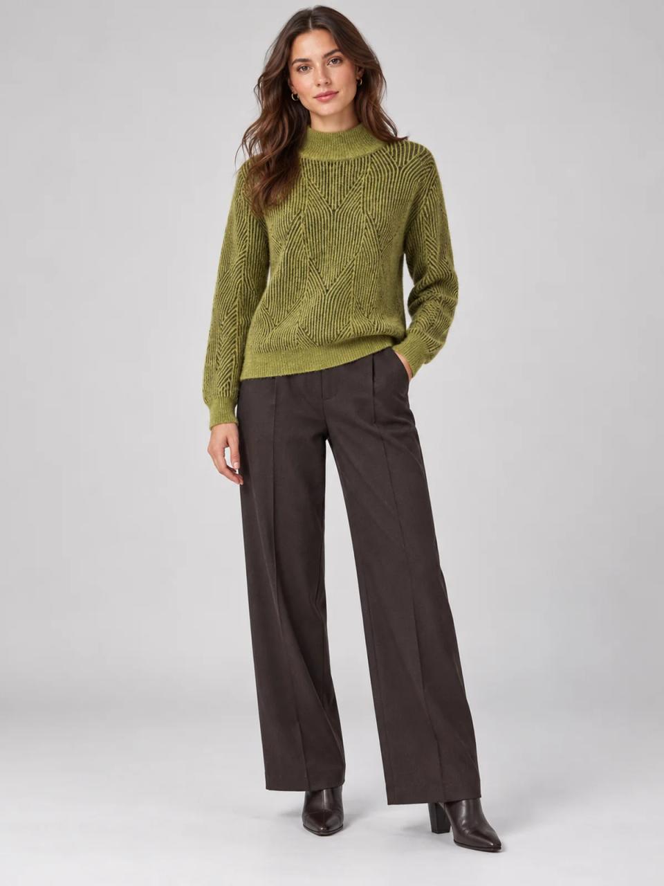 Jersey cuello alto verde, puesto, vista frontal