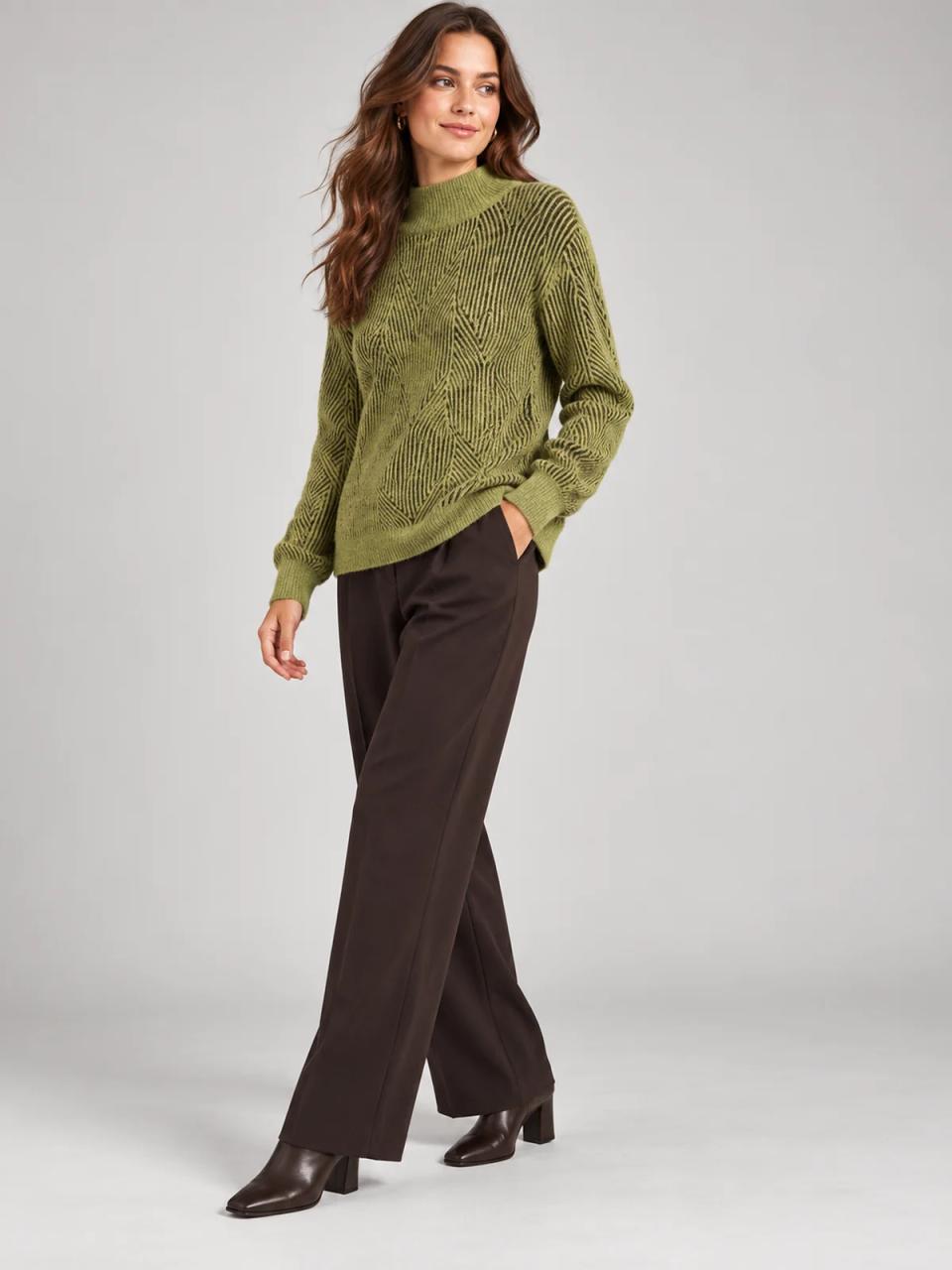 Jersey cuello alto verde, puesto, otra vista