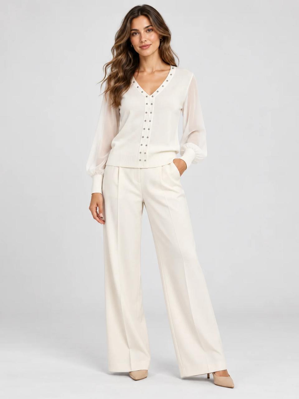 Jersey blanco con tachas, puesto, vista frontal
