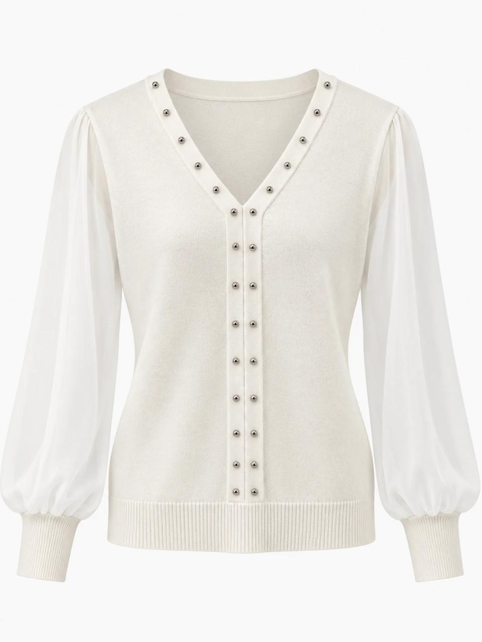 Jersey blanco con tachas, foto de producto sobre fondo blanco