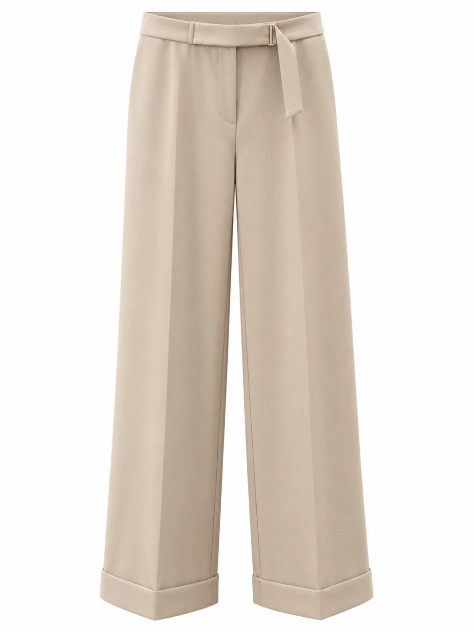 Pantalón ancho beige, foto de producto sobre fondo blanco