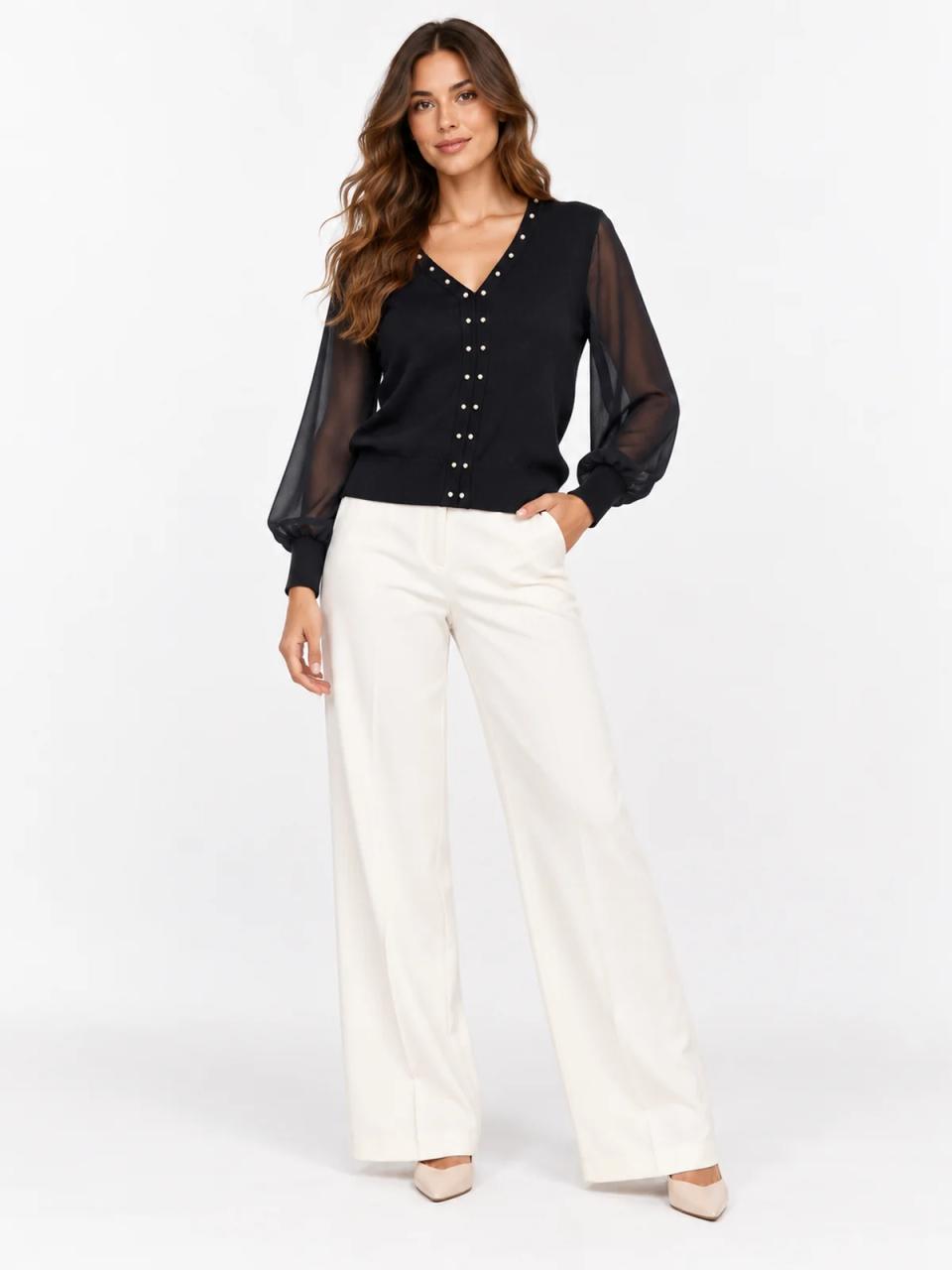 Jersey negro con tachas, puesto, vista frontal