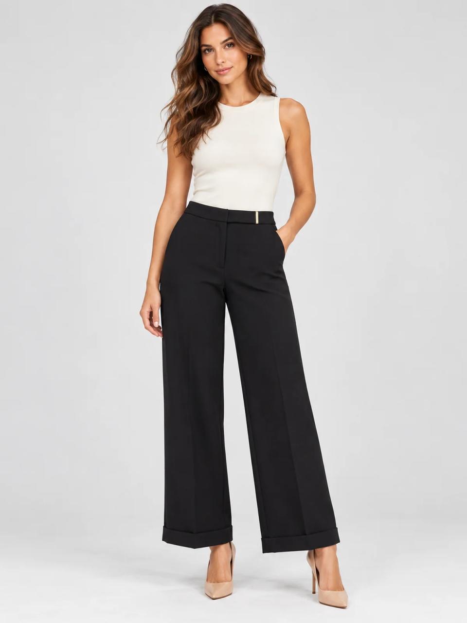 Pantalón negro con vuelta, puesto, vista frontal