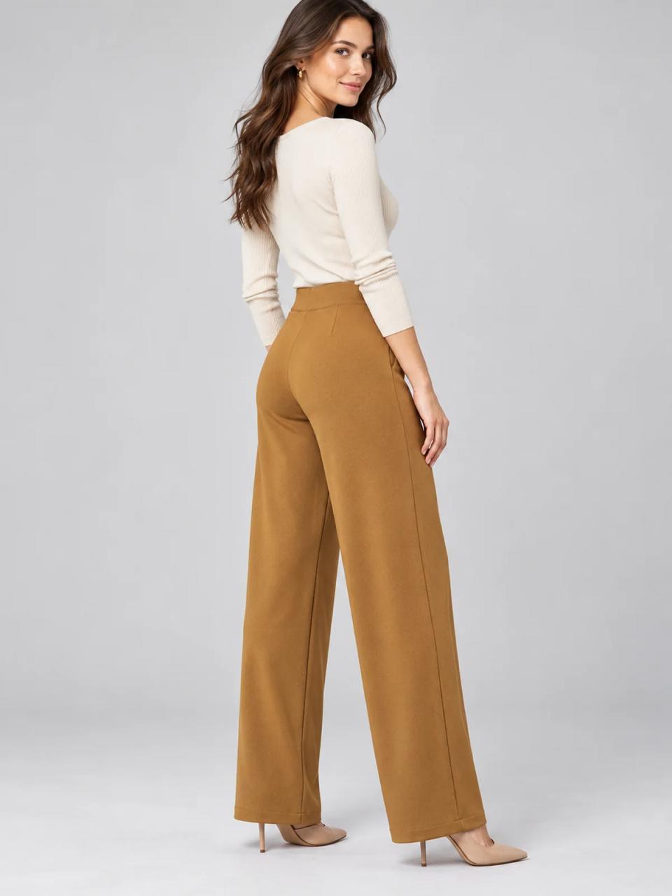 Pantalón ancho camel, puesto, otra vista