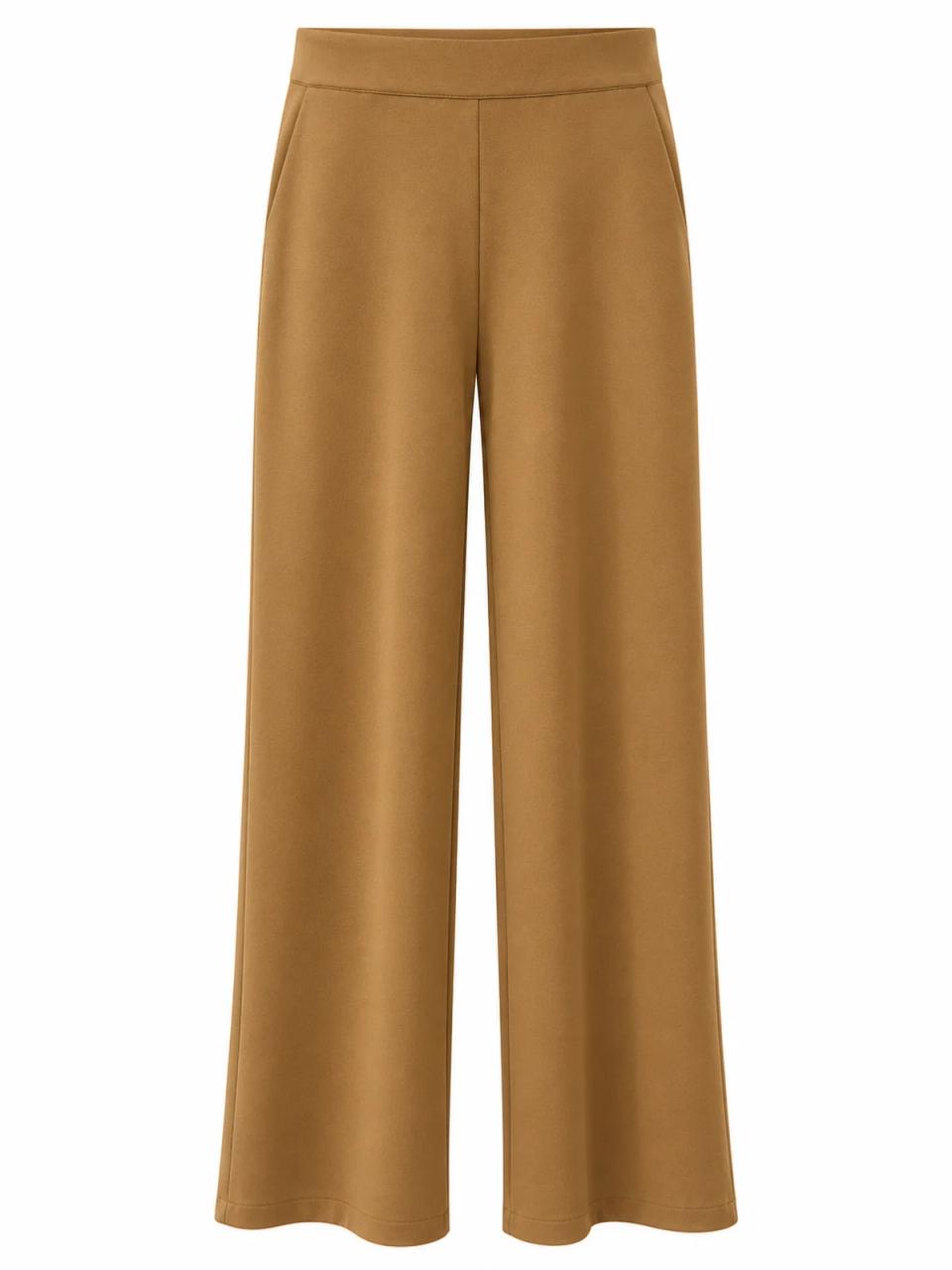 Pantalón ancho camel, foto de producto sobre fondo blanco