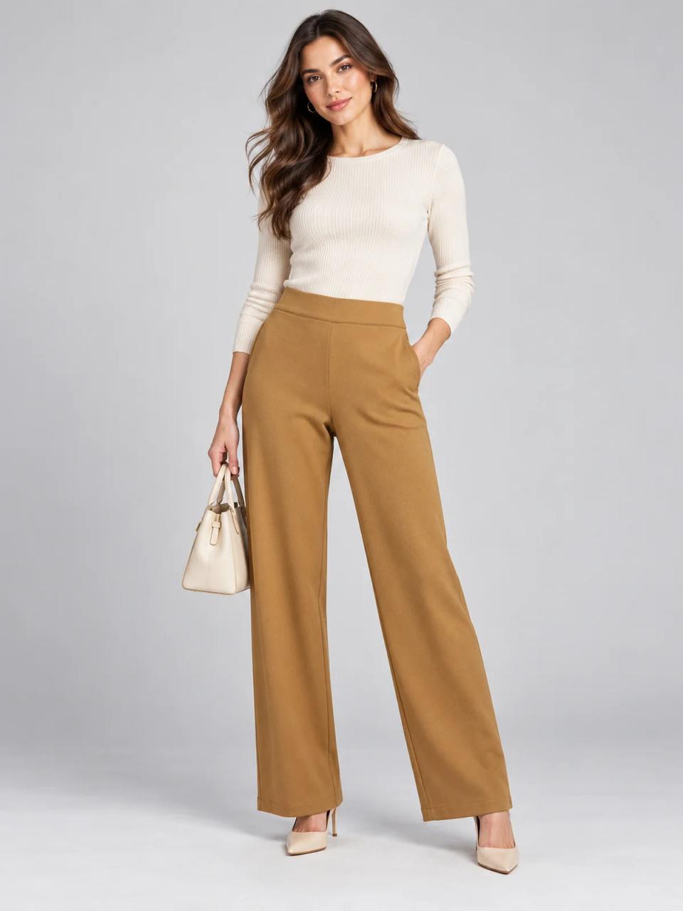 Pantalón ancho camel, puesto, vista frontal