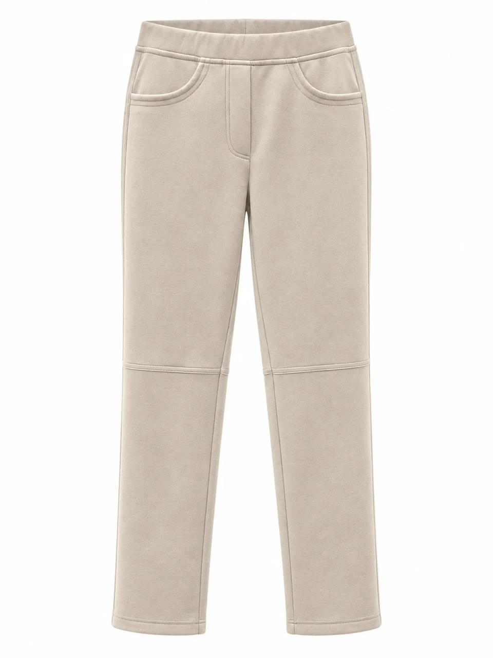 Pantalón efecto ante, foto de producto sobre fondo blanco