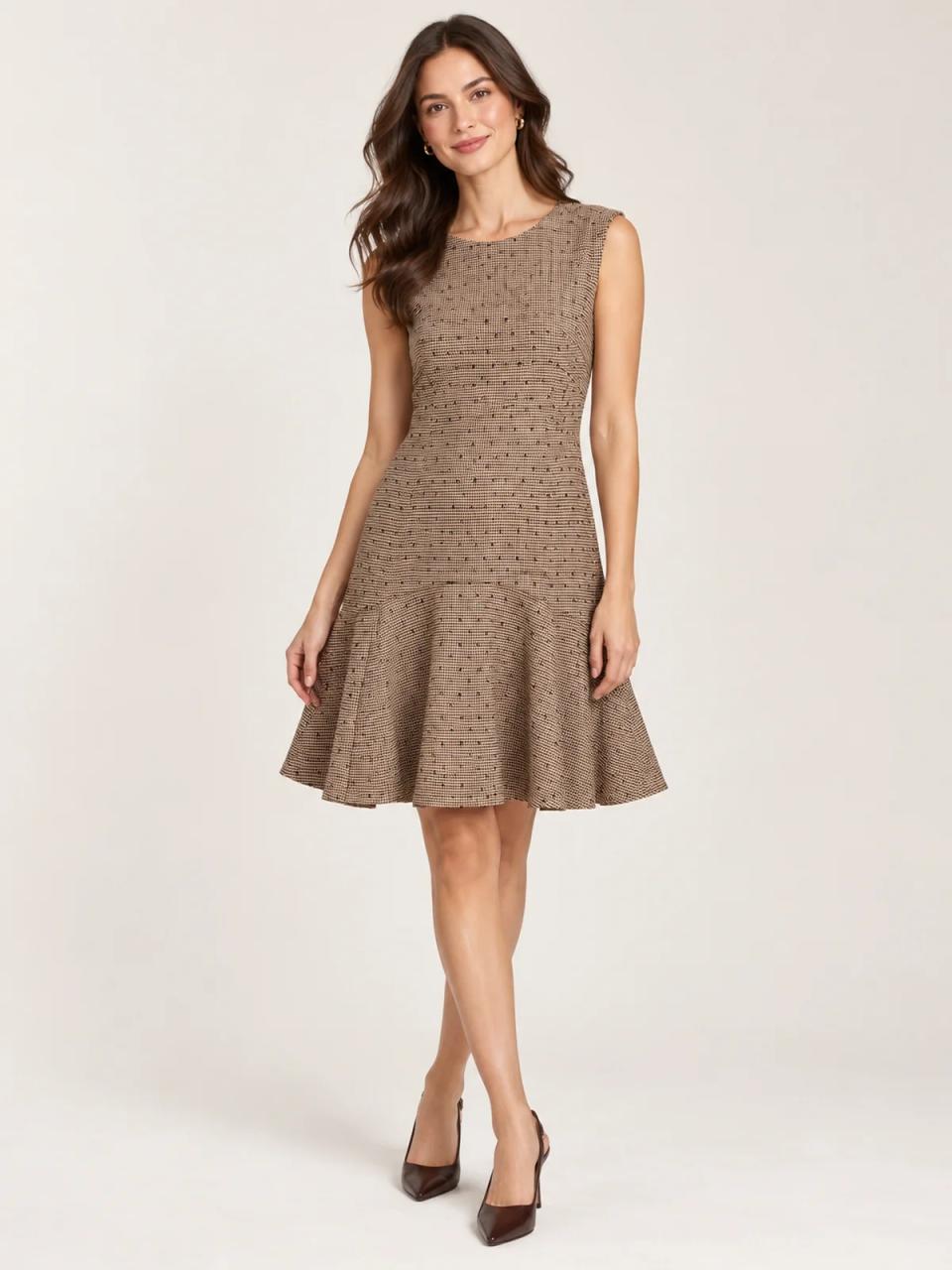 Vestido con volante, puesto, vista frontal