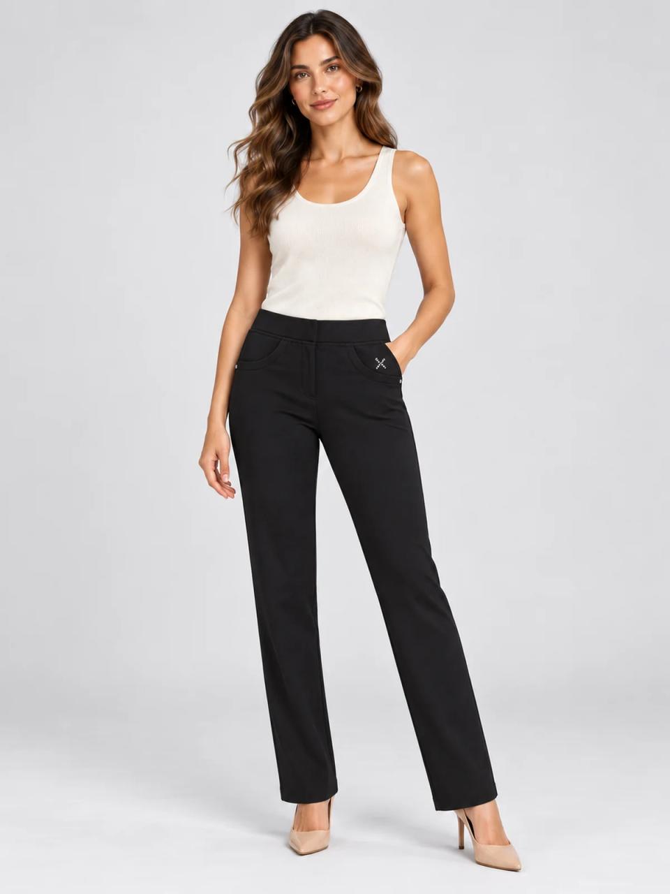 Pantalón recto negro, puesto, vista frontal
